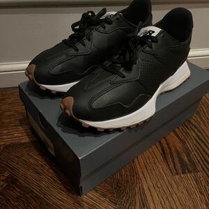 New Balance 327 Women’s Sneakers Black White Gum Sole Size 8.5 + Box